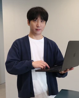 Portrait identified by Soomgo as logo designer Choi Ji-woong, Louis
